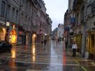  la Grande rue après la pluie, reflet dans la chaussée des vitrines éclairées